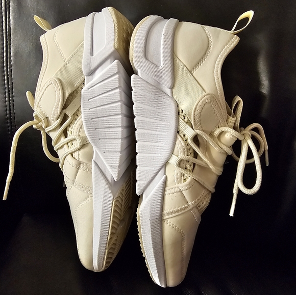 Fabletics Brookside PerformanceSneaker size 8 Cream EUC - Picture 4 of 12